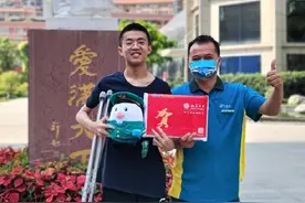 爸爸每天背着上8楼的“轮椅考生”，考上北大图片