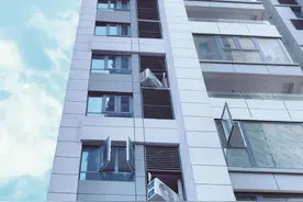 空调外机部分悬空存隐患，众居民表示担心，开发商正在处理图片