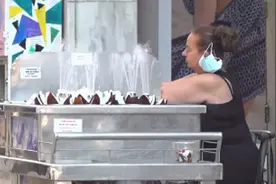 希腊：民众热到靠浇凉水度日“避暑”游客：一到就后悔了图片