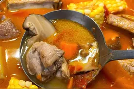 鲜甜酸香开胃汤：番茄玉米土豆排骨汤图片
