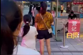 陪主人排队做核酸，狗子抖成电动臀图片