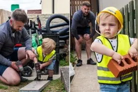 英国两岁娃头戴安全帽工地帮爸爸搬砖图片