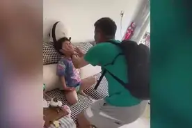 破防了！军人爸爸接到通知归队 发烧的儿子哭着给爸爸开门送别图片