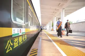 老式绿皮车降温不再靠风扇 武铁三对公益慢火车装上空调图片