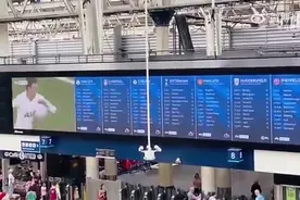 滑行距离吉尼斯？天空广告：孙兴慜滑跪横跨大半车站长的电子屏图片