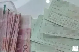 丢弃的纸箱内有89万巨款！拾荒老人报警寻失主险被当成诈骗图片
