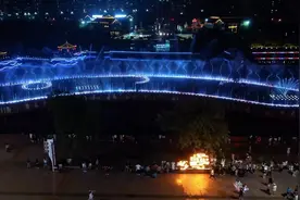 走在前 开新局丨美爆了！来泰安老街感受音乐喷泉和空中花园的浪漫图片