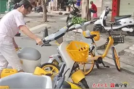 共享电单车停满店门口影响经营，店主一怒之下全推倒图片