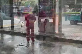 联合作业深度保洁 兴庆环卫清理树胶工作忙图片