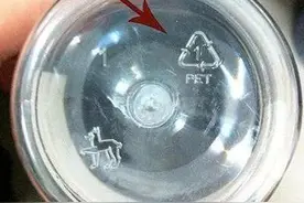 夏天放车里的矿泉水能不能喝？瓶子上的这个标志一定要留意……图片