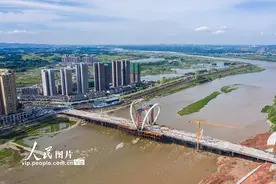 四川眉山：岷江大桥建设正酣图片