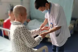 “我爸被害妄想，对我又打又咬……”这个医生却说：他在保护自己图片