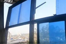 五楼住户阳台玻璃发生碎裂摇摇欲坠 消防半小时将其拆除图片