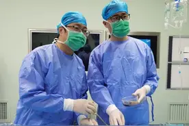 4岁女童小便腹痛竟是肾结石作祟 微通道经皮肾镜微创术精准取石图片