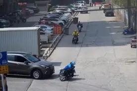 外卖骑手边骑车边接单，坏事儿了图片