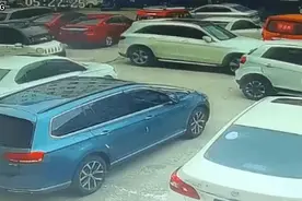 老年代步车“自动”前进追尾前车，维修店：疑似狗狗踩了油门图片