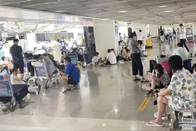 滞留三亚游客的一天：航班取消，忙着找吃的，找酒店图片