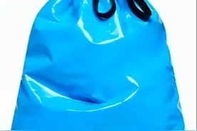 巴黎世家新包被指像大垃圾袋！售价超12000元，网友：这个设计真的让人看不懂图片