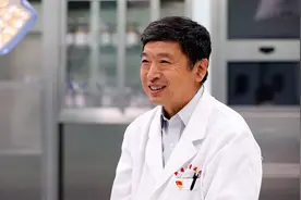 花甲之年援疆的北京医生：新疆的孩子需要我，我就过去图片