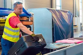 因劳动力严重短缺，澳航要求高管当三个月行李搬运工图片