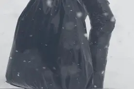 巴黎世家垃圾袋卖上万元，频繁丑上热搜的奢侈品牌是“智商税”还是“大格局”图片