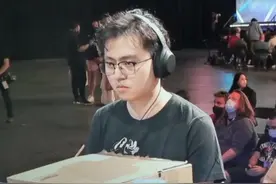 为防对手偷窥操作 电竞选手将手藏在纸箱里比赛图片