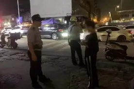 深夜外卖单备注帮忙买头孢，外卖小哥成功救下轻生男子图片