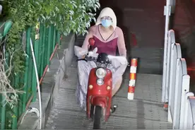 辣眼睛！男子穿女装行窃生鲜店，第二天就被抓图片