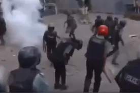 30秒｜孟加拉民众抗议燃油价格上涨，与警方发生激烈冲突图片