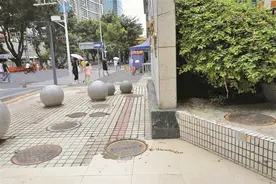 咋回事？30平方米地面挤满11个井盖 位于罗湖区太宁路一小区门口，居民坦言出入如过“地雷阵”图片