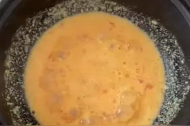 宝妈给宝宝做辅食，宝宝反应令人笑喷！宝妈：不会再做了图片