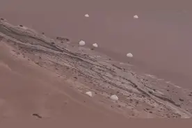 千米高空纵身一跃！第一视角看女子特战队员伞降实跳训练图片