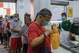 东莞一家素食馆的免费午餐：爱心人士众筹，有人从食客变义工图片