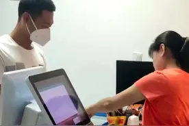 儿子当兵4年未回家，假装顾客给妈妈一个大惊喜，次日是妈妈生日图片