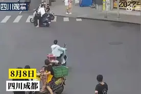 成都一男子持刀欲伤人，市民拿铲子广告牌与辅警联手将其制服图片