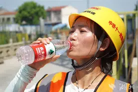「致敬高温下的劳动者7」塔吊女工：一年爬塔吊上千次 高温下钢架梯达50℃图片