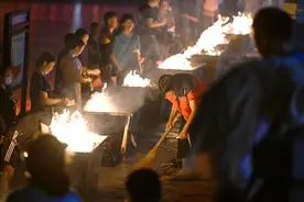 宜昌市民中元节长江边文明祭拜先人图片