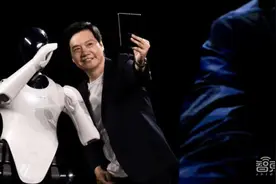 雷军亮出造车大招，和小米人形机器人玩自拍，自曝30年创业“黑历史”图片