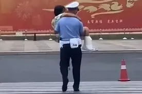 大连交警这个“公主抱”刷爆全网！网友：太帅了图片