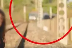 火车开来还在铁轨上拍“美照”，摄影师被行拘图片