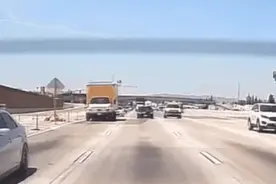 美国一飞机迫降高速公路撞上卡车起火解体，无人员伤亡图片