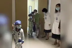 #11岁哥哥捐髓救4岁弟弟# 手术成功后兄弟俩相拥图片
