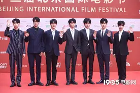 时代少年团亮相北影节红毯 全员西装帅气逼人图片