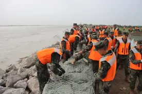 塔河汛情告急，武警官兵紧急驰援图片
