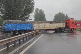 “巨无霸”被误导陷桥头进退两难 高密交警冒雨引导一小时送其“上路”图片