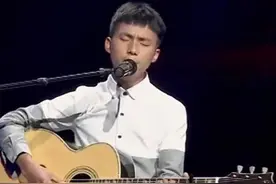 00后“草地唱歌男孩”：“背景太假”是因为“风景太美”，不想当网红只想好好唱歌图片