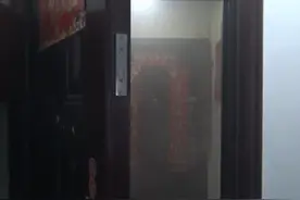 邻居家蚊香引燃大火，黑烟弥漫！他匍匐进入了火场......图片