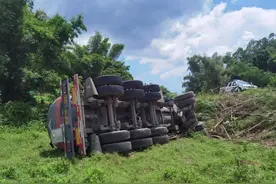 罐式货车转弯速度太快！下一秒，“轰——”图片