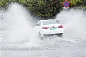 涨知识！下雨天开新能源车涉水安全吗？汽车到底能过多深的水？图片