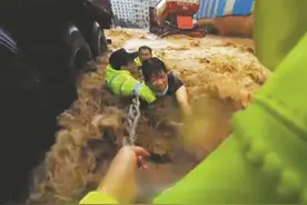 清远五名民警辅警洪水中勇救群众 获记一等功、授一级嘉奖图片